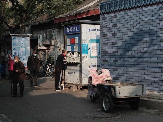 　10月13日，北京，清晨测核酸的老年人。