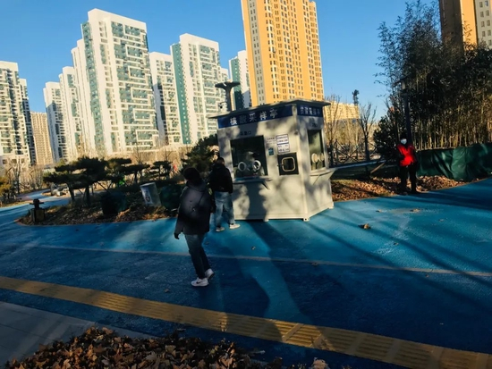 2022年12月10日，河北省保定市，朝阳北大街，居民走过核酸亭。图/IC photo