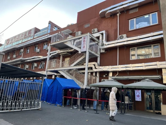 　朝阳医院发热门诊为排队患者搭建帐篷御寒。摄影/本刊记者 温如军