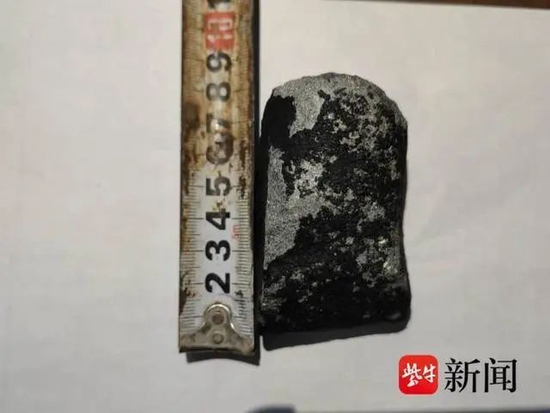 疑似陨石长度为8厘米，重3斤4两 图盘来源：浦江县融媒体中心刘光云（紫牛新闻）