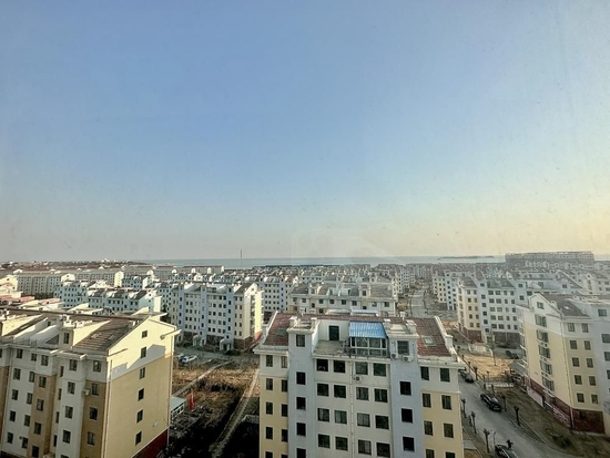 银滩一处“一线”海景小区，房源密布，这只是银滩的“九牛一毛”。摄影/孔海丽