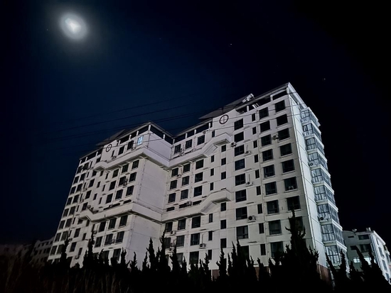 　2月4日晚上7点30分，银滩一栋“一线”楼房，仅有1家亮灯。摄影/孔海丽