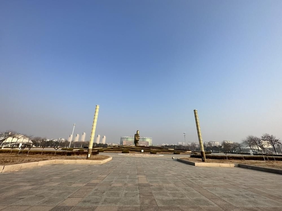 银滩标志性建筑“大拇指广场”，正月里行人稀少。摄影/孔海丽