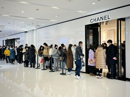  杭州大厦香奈儿精品店门口，顾客排长队购买新品。杭州大厦供图