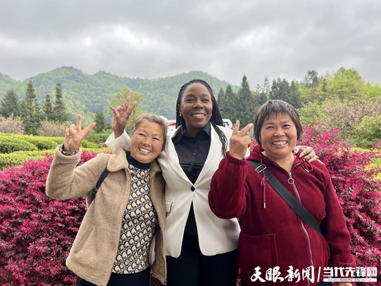 梅丽莎与当地群众合影留念