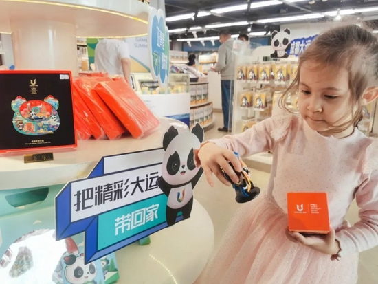 小朋友被“蓉宝”玩具吸引