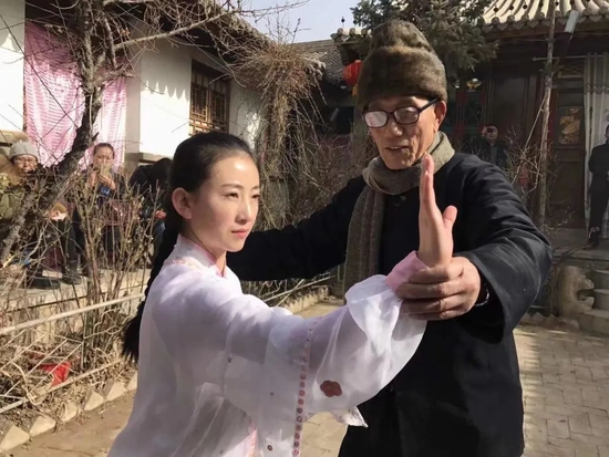 　·张含亮（左）跟着父亲学习武术。