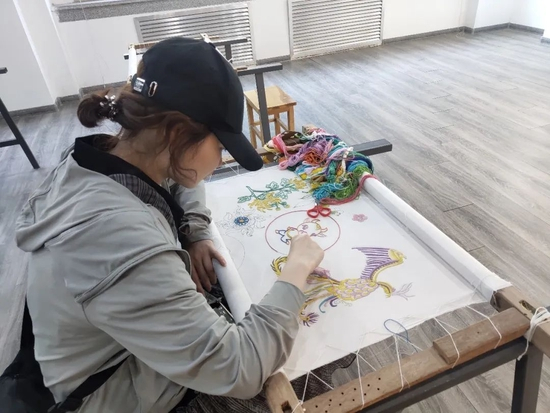 张羽健体验非遗刺绣 （受访者供图）