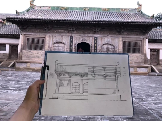  在山西省高平市良户村，冯子亭绘制国家重点文物保护单位玉虚观后殿正立面图、横剖面图 （受访者供图）
