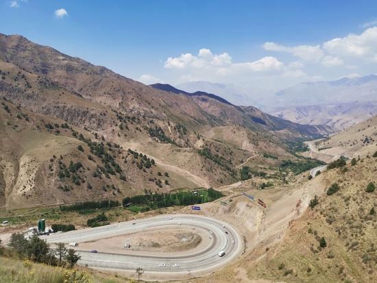 这张拍摄于2019年8月7日的资料照片显示的是乌兹别克斯坦境内的中吉乌国际道路。新华社记者蔡国栋摄
