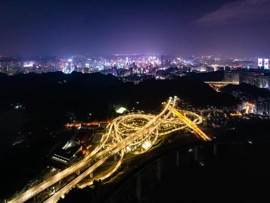  2月25日拍摄的贵阳黔春立交桥夜景（无人机照片）。新华社记者 刘续 摄