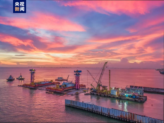  △沉管隧道东端首个管节（E32）完成沉放安装