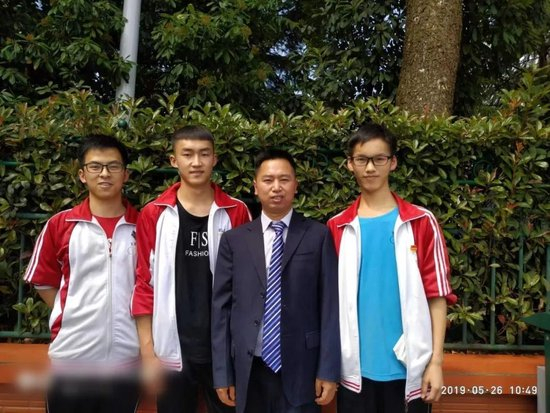  2019年，林万东（右一）和老师同学合影