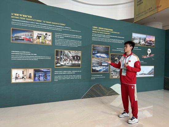  刘宇坤在展厅参观交流。