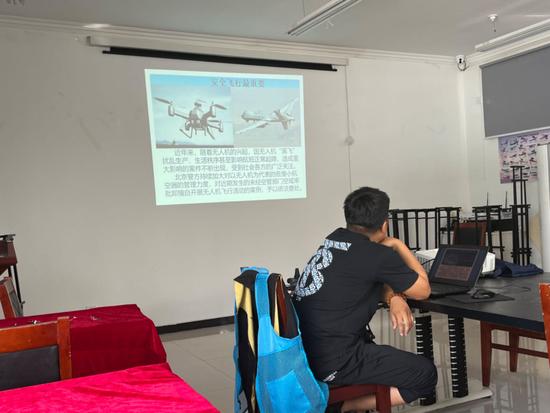 无人机驾校第一课也是讲安全。图/余源 摄