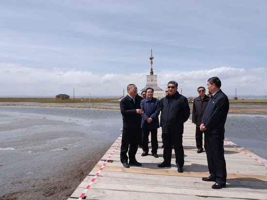2021年6月8日下午，习近平在青海海北藏族自治州刚察县青海湖仙女湾考察。