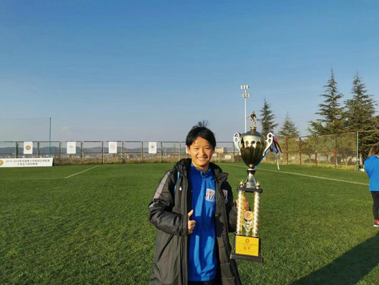 马庆林2020年刚考上大学，参加比赛后和奖杯合影的照片。受访者供图