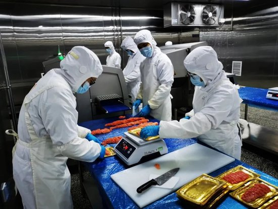  贴体包装刺身加工。新疆天蕴供图