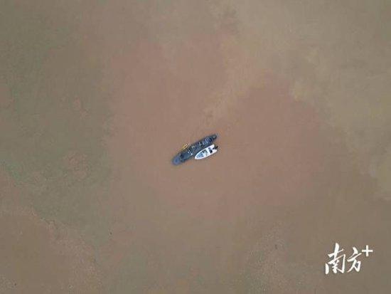  省水文局梅州水文分局水文情报预报中心工作人员在三河坝断面开展水文监测 张令摄