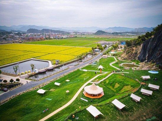 浙江省诸暨市枫桥镇杜黄新村用废弃矿山改造的露营旅游地(2023年3月29日摄)。