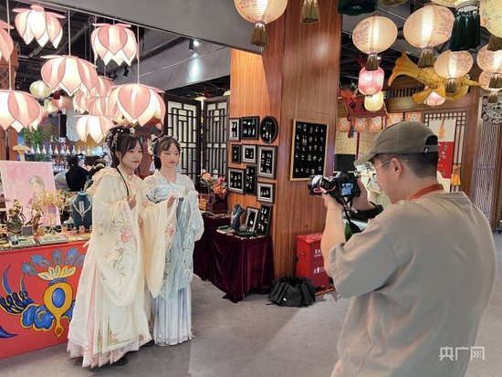  长安十二时辰主题街区内随处可见着汉服拍照打卡的游客（总台中国之声记者管昕摄）