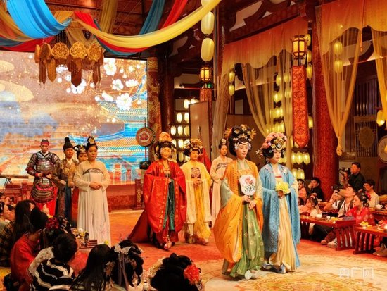  《唐宫乐宴》沉浸式的场景体验让不少游客梦回大唐盛世（总台中国之声记者管昕摄）