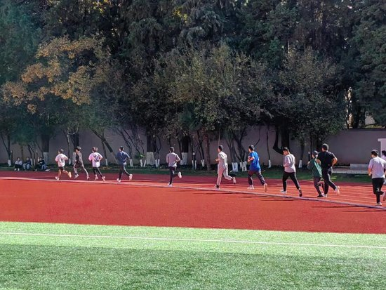 2023年11月21日，云南大学男生1000米体测现场。 新华社记者岳冉冉 摄