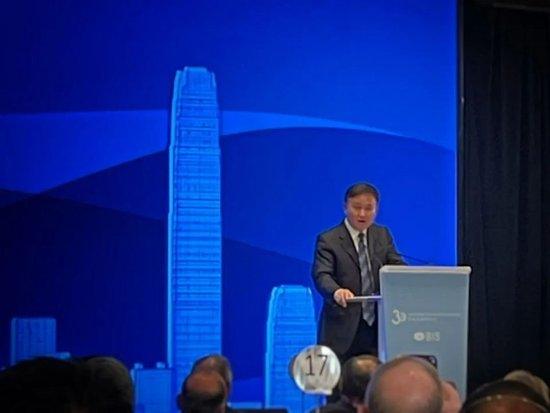 (中国人民银行行长潘功胜在香港金融管理局—国际清算银行高级别会议上演讲,图片来源:《财经》记者现场拍摄)