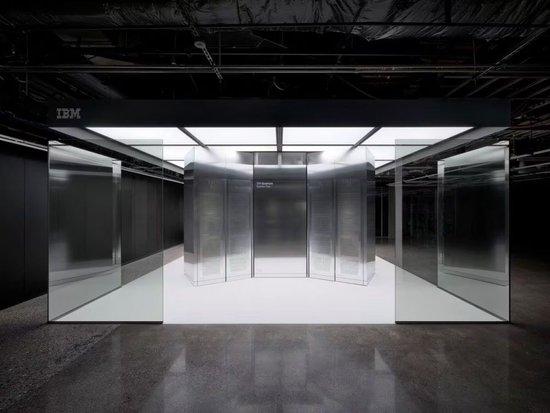 宣传相片中不错看到“IBM量子系统2号”包含3个Heron处理器。