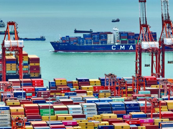  △2023年6月8日，广东深圳南山区蛇口集装箱码头，一派繁忙的作业景象。