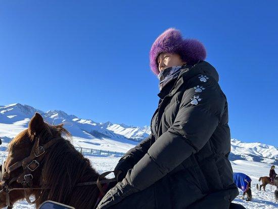 叶尔达那在骑马。