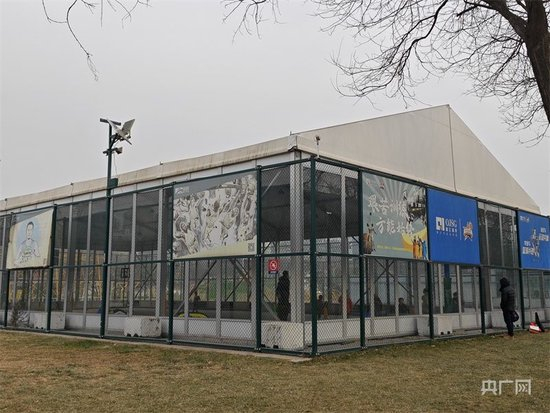 遗址公园内正在对外经营的违建体育场（总台中国之声记者 管昕 摄）