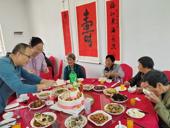 诸暨市东和乡王家宅村给老人们过集体生日。裘琪珩 摄
