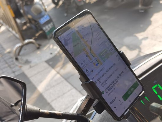  △出了宝山新业坊若是向北送餐，美团骑手的后台界面可以看到系统规划的就是逆行路线。