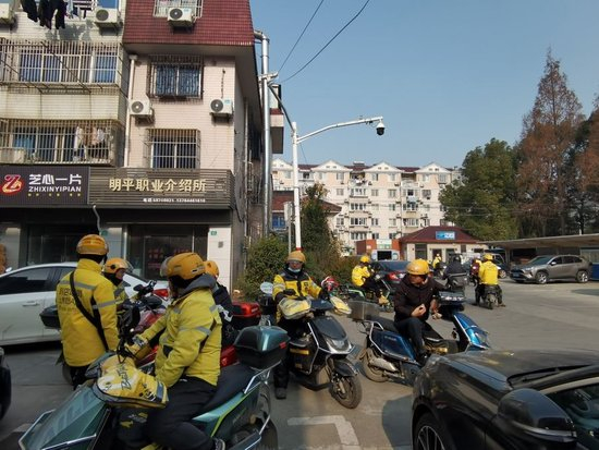 △上午10时，京华路187弄小商品市场内，大量骑手正在等待送餐高峰的来临。