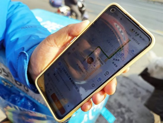 △尽管一些平台为骑手规划的是从内部通道向西穿过宝山新业坊，再向北至殷高西路的非逆行路线，但实际路线并不可行。骑手们只能“随大流”逆行。