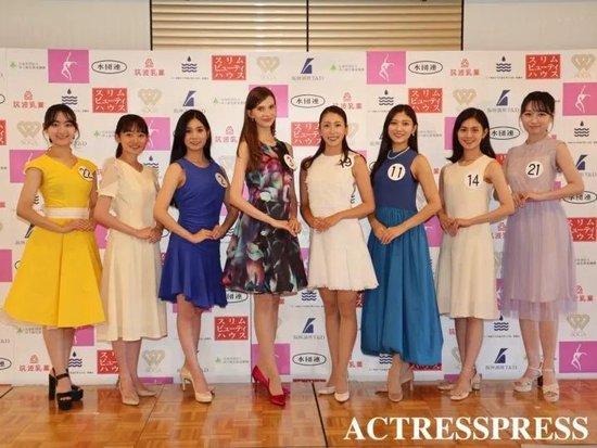 ·2024年“日本小姐”决赛选手，左四为卡罗琳娜。