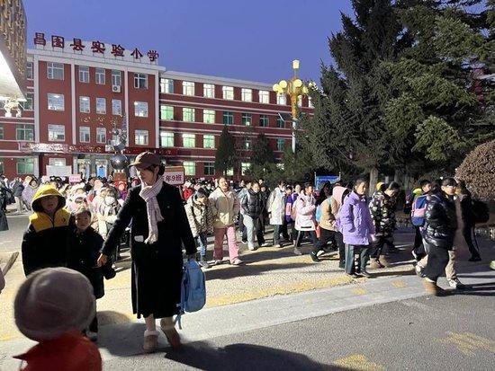 下昼四点多,昌图县实验小学校门口,学生们下学。杨书源/摄