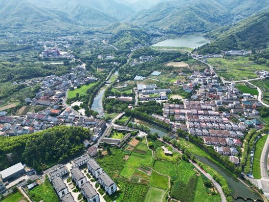  如今的余姚梁弄镇横坎头村，发展面貌焕然一新。余姚梁弄镇供图