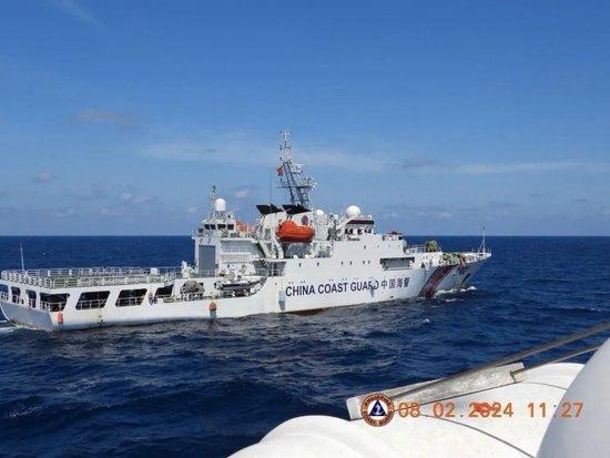 菲律宾舰艇闯黄岩岛，中国海警船驱离。图源：路透社