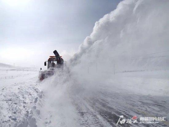  2月17日，清雪车辆在S226线富蕴至可可托海路段功课。阿依多斯·阿根别克 摄