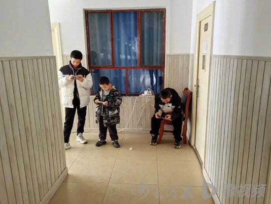  滞留后被安置在学校的孩子（受访者供图）