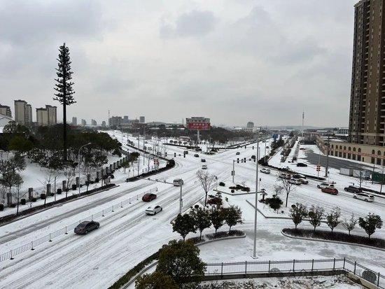雨、雨夹雪、冻雨、冰雹、冰粒、霰、雪接踵而来，湖北已集齐七种