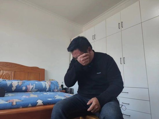  2023年12月26日，陈志显受访时痛哭流涕。上游新闻记者 沈度&nbsp; 摄&nbsp;