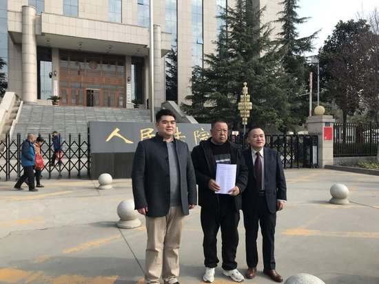 3月15日，姚先生（中）及其代理律师。上游新闻记者 贾晨&nbsp; 摄&nbsp;