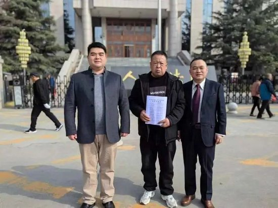  老姚（中）与案件代理律师