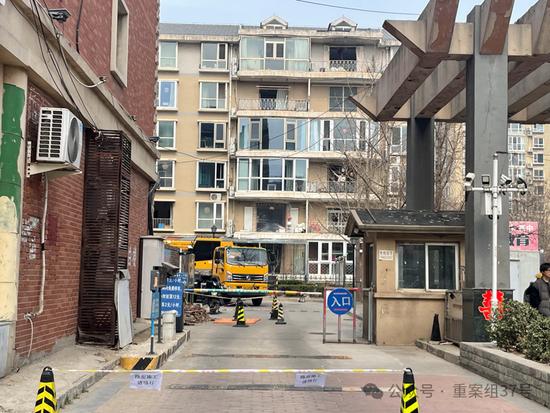  爆炸点邻近的北欧小镇，住宅楼部分玻璃被震碎。3月16日，部分居民靠塑料布临时挡风。新京报记者 左琳 摄