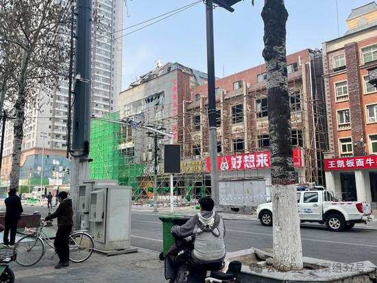  3月16日，爆燃事故发生地邻近仍未通行。新京报记者 左琳 摄