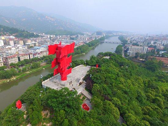 这是河南省信阳市新县鄂豫皖苏区首府革命博物馆附近的英雄山八面红旗雕塑。
