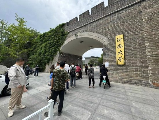 　5月3日，人群聚焦在校门口。图/九派新闻　杨臻